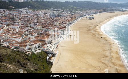 Paesaggio urbano della città di nazare località balneare costa d'argento nell'oceano Atlantico. Portogallo Europa Foto Stock