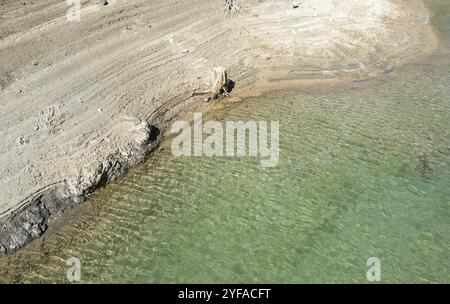 Drone scenario aereo di un lago tossico di una miniera di rame abbandonata. Concetto di inquinamento ambientale. Troodos Cipro Foto Stock