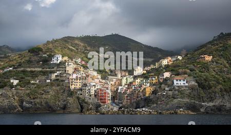 Pittoresco e romantico villaggio di Manarola con case colorate ai margini della scogliera Riomaggiore, cinque Terre, Liguria, Italia, Europa Foto Stock