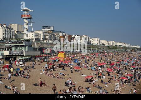 Brighton, Regno Unito, 10 giugno 2023: Folla di cittadini britannici che prendono il sole nuotano e si rilassano in spiaggia in estate. Tempo libero all'aperto, Europa Foto Stock