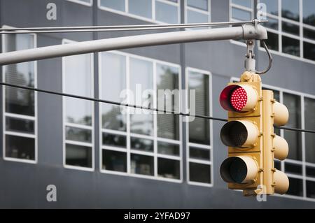 Semaforo giallo con il segnale di stop rosso lampeggiante da New York City Street negli Stati Uniti Foto Stock