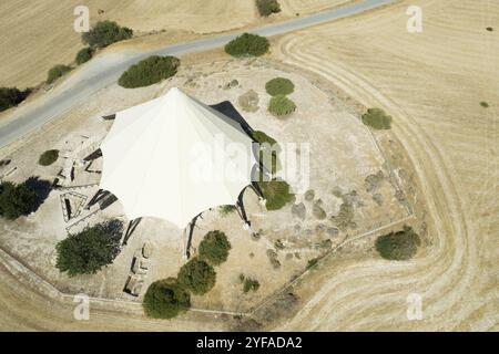 Vista ariale di Kalavasos tinta o tenda, monumento archeologico neolitico. Villaggio di Kalavassos, distretto di Larnaca, Cipro Foto Stock