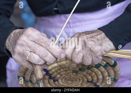 Senior donna da Cipro la tessitura di un cestello tradizionale con ance Foto Stock