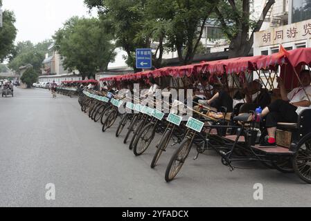 Pechino, Cina, 11 giugno 2018: Tassisti per biciclette con triciclo. Trasporto urbano Pechino Cina, Asia Foto Stock