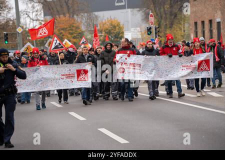 Augusta, Baviera, Germania - 4 novembre 2024: Sciopero o di avvertimento IG Metall ad Augusta, dipendenti di MAN Energy Solutions. Immagine simbolica dello sciopero dell'unione e della forza lavoro. *** IG Metall Streik bzw. Warnstreik ad Augusta, Mitarbeiter bzw. Angestellte der firma MAN Energy Solutions. Symbolbild zu Streik der Gewerkschaft und Belegschaft. Foto Stock