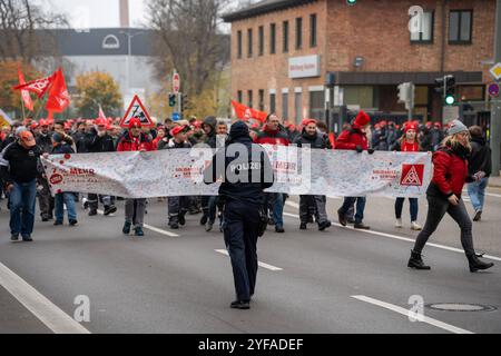 Augusta, Baviera, Germania - 4 novembre 2024: Sciopero o di avvertimento IG Metall ad Augusta, dipendenti di MAN Energy Solutions. Immagine simbolica dello sciopero dell'unione e della forza lavoro. *** IG Metall Streik bzw. Warnstreik ad Augusta, Mitarbeiter bzw. Angestellte der firma MAN Energy Solutions. Symbolbild zu Streik der Gewerkschaft und Belegschaft. Foto Stock