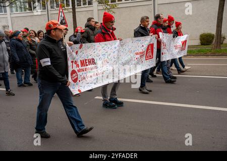 Augusta, Baviera, Germania - 4 novembre 2024: Sciopero o di avvertimento IG Metall ad Augusta, dipendenti di MAN Energy Solutions. Immagine simbolica dello sciopero dell'unione e della forza lavoro. *** IG Metall Streik bzw. Warnstreik ad Augusta, Mitarbeiter bzw. Angestellte der firma MAN Energy Solutions. Symbolbild zu Streik der Gewerkschaft und Belegschaft. Foto Stock