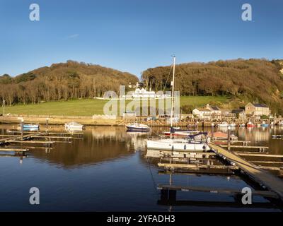 Barche ormeggiate sul fiume Axe a Seaton, Devon, Regno Unito. Foto Stock