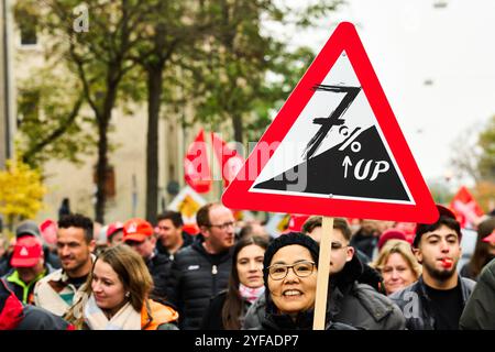 Augusta, Baviera, Germania - 4 novembre 2024: Sciopero d'allarme contro MAN Energy Solutions, una filiale di Volkswagen AG ad Augusta. I dipendenti del settore metallurgico ed elettrico si riuniscono per difendere condizioni di lavoro eque e salari equi. I dipendenti di MAN ad Augusta richiedono un aumento salariale del 7% *** Warnstreik bei MAN Energy Solutions, eine Tochtergesellschaft der Volkswagen AG ad Augusta. Beschäftigte der Metall- und Elektroindustrie versammeln sich, um für gerechte Arbeitsbedingungen und faire Löhne einzutreten. Die Mitarbeiter bei MAN ad Augusta Fordern eine 7-prozentige Lohnerhö Foto Stock