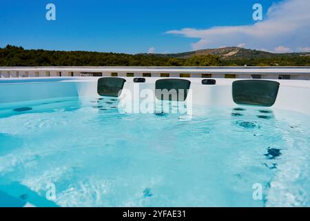 Shot ravvicinato con gorgogliamento d'acqua nell'idromassaggio con poggiatesta Foto Stock