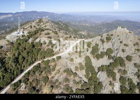 Antenna con droni del paesaggio montano con torre dei vigili del fuoco in cima alla collina e antenna della torre di trasmissione. Montagne Madari Troodos cypr Foto Stock