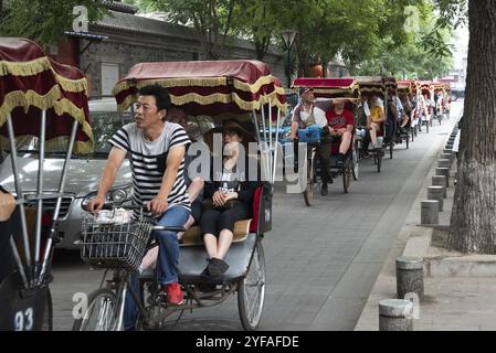 Pechino, Cina, 6 giugno 2018: I turisti a bordo di un taxi risciò viaggiano e si godono i luoghi di interesse della città di Pechino in Cina, Asia Foto Stock