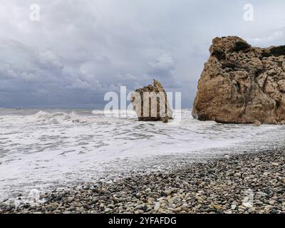 Mare con onde ventose durante le tempeste nella zona costiera rocciosa della Rocca di Afrodite Petra tou romiou, a Pafo, Cipro, in Europa Foto Stock