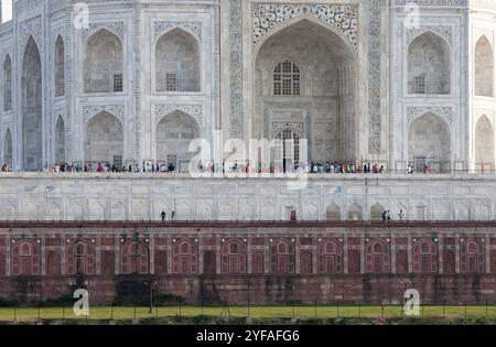 Agra, India, 15 marzo 2017: Famoso palazzo di marmo del Taj Mahal, dedicato all'amore, con turisti intorno, nella città di Agra, india, Asia Foto Stock