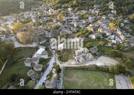 Drone scenario aereo del villaggio tradizionale di Papingo area Zagorochoria, Epiro, Ioannina Grecia Europa Foto Stock