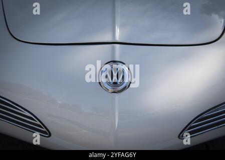 Nicosia Cyprus, 14 ottobre 2018: Vista frontale della classica auto Volkswagen da collezione bianca e del logo Foto Stock