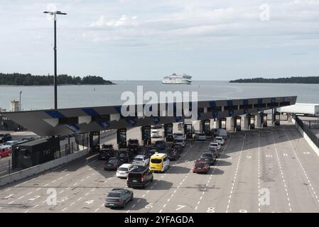 Helsinki, Finlandia, 20 luglio 2024: Porto di Helsinki terminal ovest. Veicoli sul porto pronti per il carico in traghetto. Navetta Tallink per l'Estonia, Europa Foto Stock