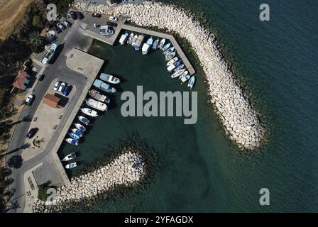 Vista aerea del drone di barche da pesca e yacht turistici ormeggiati presso il porto di pomos Paphos Cipro Foto Stock