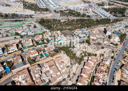 Foto aerea con drone della città di Benidorm in Spagna in estate che mostra le ville e le case spagnole nella città di Finestrat in una giornata di sole nel mese di aprile Foto Stock