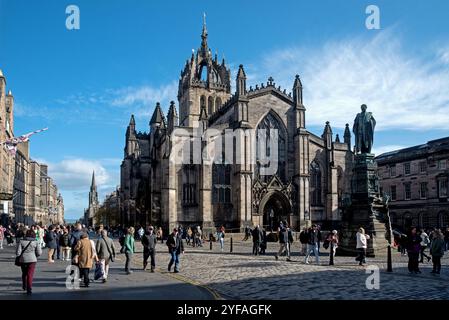 Soleggiata mattina autunnale alla Cattedrale di St Giles su High Street, Edimburgo, Scozia, Regno Unito. Foto Stock