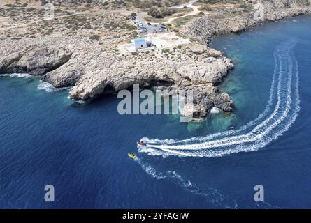 Vista aerea di motoscafo a vela sul mare aperto. Protaras Capo Greco Cypus Foto Stock