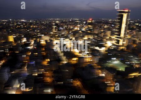 Fotografia aerea con drone del paesaggio urbano di Nicosia a Cipro al tramonto. Foto con vista dall'alto astratta sfocata. Capitali europee Foto Stock