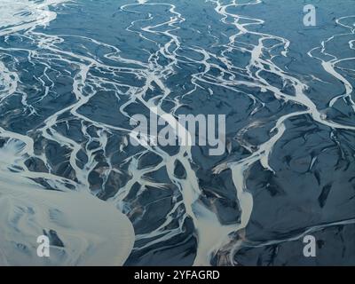 Veduta aerea dei modelli di fiume intrecciati in Islanda. Foto Stock