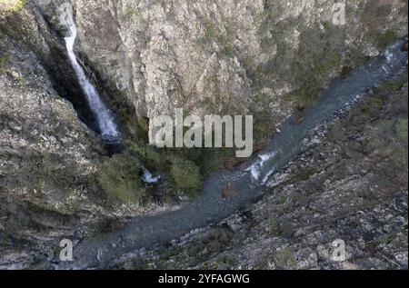 Drone aereo di cascata che scorre da una scogliera rocciosa nella gola. Fiume che scorre in autunno. Nature Machairas Troodos Cipro Foto Stock