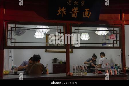 Pechino, Cina, 1 giugno 2018: I cinesi mangiano in un ristorante tradizionale. Cibo asiatico, Asia Foto Stock