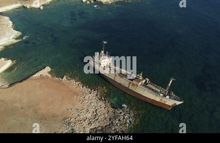 Vista aerea del drone di una nave abbandonata ormeggiata nella zona rocciosa costiera. Peyia Paphos Cipro Foto Stock