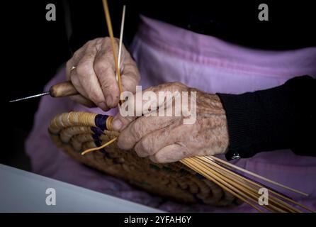 Senior donna da Cipro la tessitura di un cestello tradizionale con ance Foto Stock