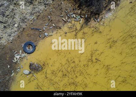 Antenna del drone del lago inquinata da rifiuti. Inquinamento ambientale. Acqua tossica Foto Stock