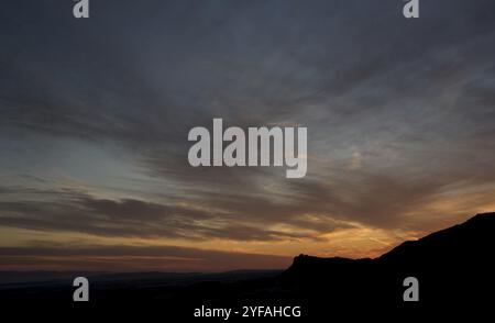 Catena montuosa e cielo spettacolare con nuvole nere prima del tramonto. Immagine scattata alla catena montuosa di Pentadaltylos a Cipro Foto Stock