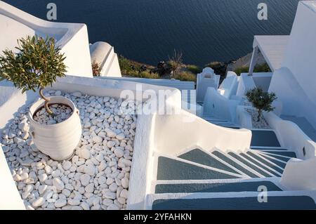 Tradizionale e stretta strada di scale che conduce al mare nel villaggio di Oia, nell'isola di Santorini, in Grecia, in Europa Foto Stock