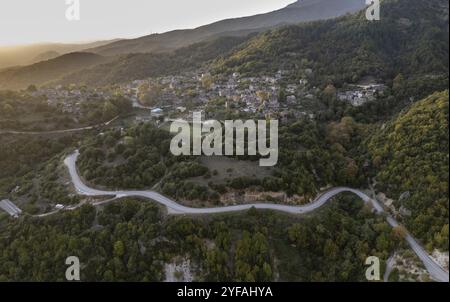 Drone scenario aereo del villaggio tradizionale di Papingo area Zagorochoria, Epiro, Ioannina Grecia Europa Foto Stock