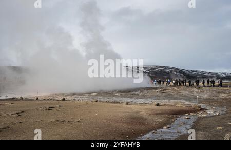 Haukadalur, Islanda, 23 marzo 2016: Persone che guardano l'esplosione di acqua bollente a Geysers nell'area geotermale di haukadalur in Islanda, Europa Foto Stock