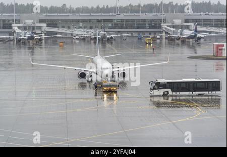 Mosca, Russia - 12 Giugno 2018: aerei sulla pista al terminale D del l'Aeroporto Internazionale di Sheremetyevo in Russia Foto Stock