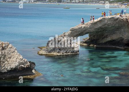 Agia Napa, Cipro, 29 aprile 2019: Persone in piedi sopra le grotte marine sul famoso ponte degli amanti, vicino a Ayia Nape, zona di Capo Greco a Cipro, Europa Foto Stock