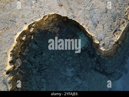 Paesaggio fatto di Capo Greko o grotte marine di Capo Greco Ayia Napa Cipro. Turisti che fanno visite turistiche Foto Stock