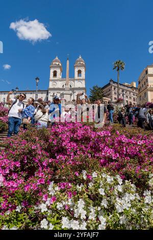 I turisti affollano Piazza di Spagna, decorata ogni anno con tradizionali azale per celebrare il compleanno di Roma. Roma, Italia, Europa, UE - Copia spazio Foto Stock