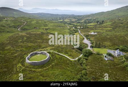 Vista aerea di Staigue in pietra fortezza Iveragh penisola in County Kerry, Irlanda. Drone orizzontale Foto Stock