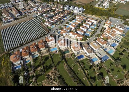 Drone aereo di villaggio vacanze con case di lusso su una idilliaca costa rocciosa. Vacanze estive al mare. Protaras Cipro Foto Stock