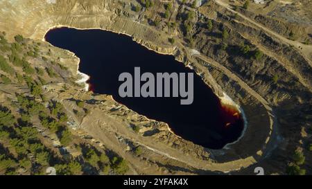 Antenna drone di miniera di rame con acqua tossica rossa. Inquinamento ambientale contaminazione del suolo. Mitsero cipro Foto Stock