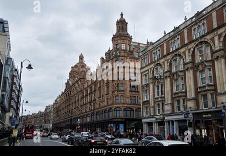 Londra, Inghilterra, 12 dicembre 2015: Paesaggio urbano nella città di Londra vicino al lussuoso centro commerciale Harrods nel Regno Unito Foto Stock