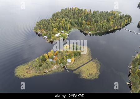 Veduta aerea con droni dell'isola di Rono e Varnisaary nel lago kallavesi, finlandia orientale, Kuopio, Europa, Savonia settentrionale Europa Foto Stock