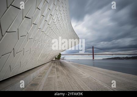 LISBONA, PORTOGALLO, 19 ottobre 2018: Il moderno edificio MAAT (Museu de Arte, Arquitetura e tecnologia) con architettura futuristica a Lisbona, Portuga Foto Stock