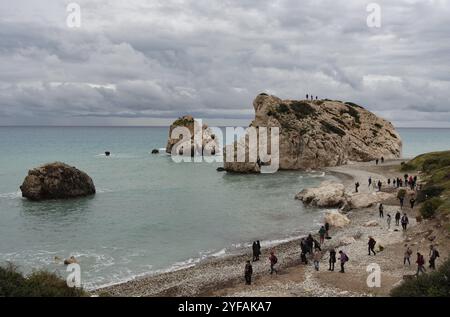Paphos cipro, 16 febbraio 2023 : turisti presso la famosa spiaggia Rock of Aphrodite nella zona di Paphos a Cipro Foto Stock