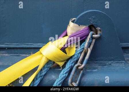 Ormeggio di navi attorcigliate, corda robusta e catena metallica legata a un palo metallico. Sicurezza, sicurezza, stabilizza la barca Foto Stock