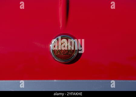 Nicosia Cyprus, 14 ottobre 2018: Vista frontale della classica mini auto da collezione rossa. Mini auto con logo antico Foto Stock