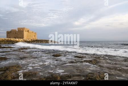 Paphos, Cipro, 23 dicembre 2008: Famoso castello antico di Paphos situato ai margini del porto di Paphos a Cipro, in Europa Foto Stock